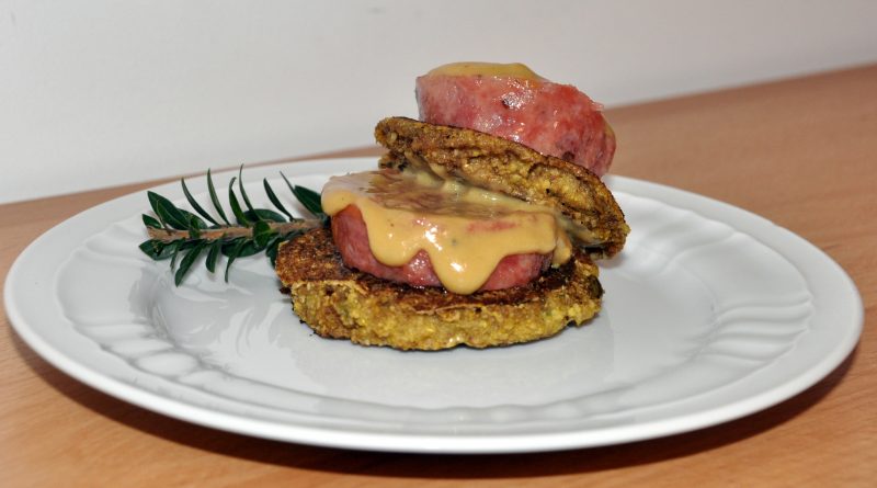 Torre di cotechino, blinis di lenticchie e salsa alla senape