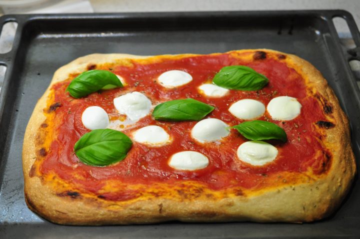 Pizza a lenta lievitazione con farina tipo 2 semintegrale e lievito di birra