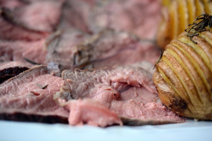 Roast beef a bassa temperatura con patate Hasselback 11