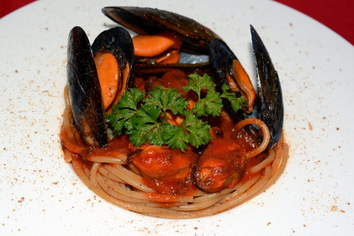 Spaghetti al sugo di cozze e bottarga