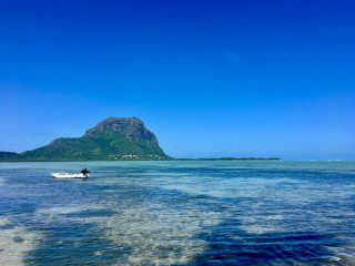 L'altopiano Le Morne Barabant, visto dall'isola di Benitiers