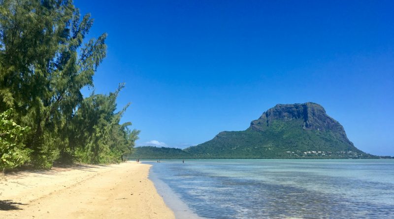 L'altopiano Le Morne Barabant, visto dall'isola di Benitiers