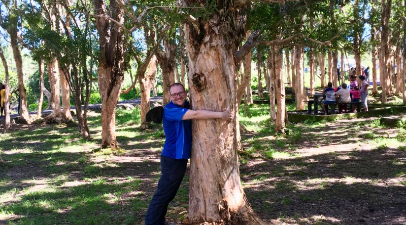 Abbracciando un albero nel Black River Gorges National Park