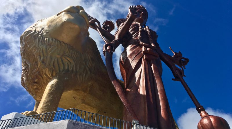 La statua di Durga all'ingresso del lago sacro Ganga Talao