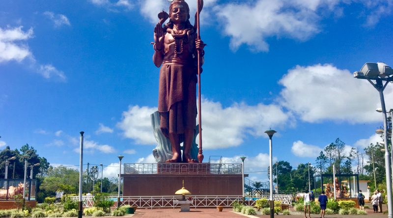 La statua di Shiva all'ingresso del lago sacro Ganga Talao