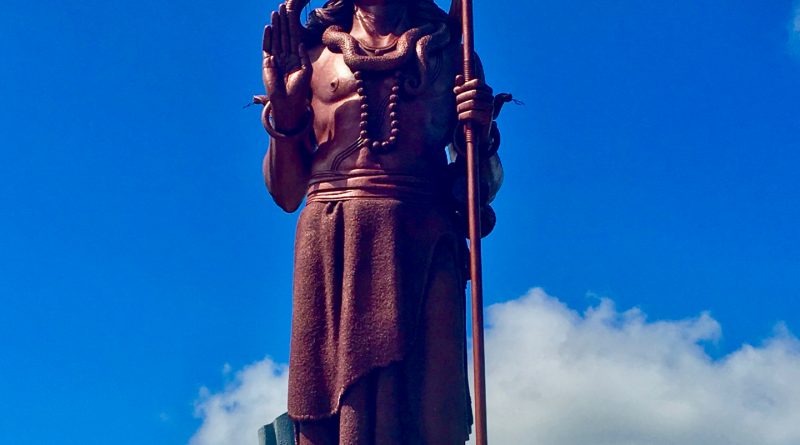 La statua di Shiva all'ingresso del lago sacro Ganga Talao