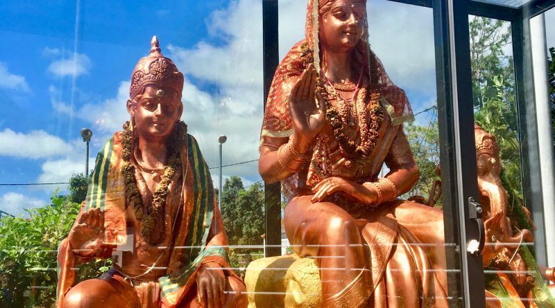 Raffigurazioni di divinità nei pressi della statua di Shiva all'ingresso del lago sacro Ganga Talao