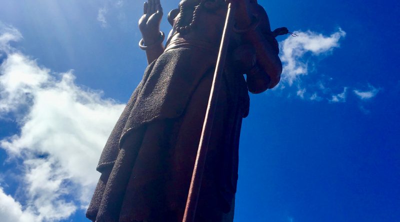 La statua di Shiva all'ingresso del lago sacro Ganga Talao