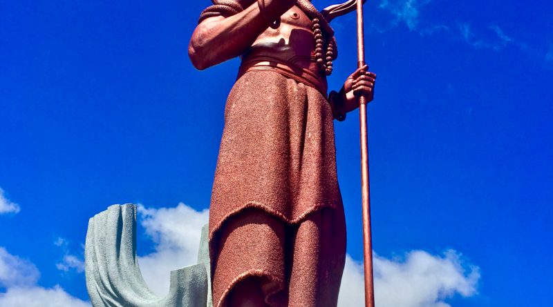 La statua di Shiva all'ingresso del lago sacro Ganga Talao