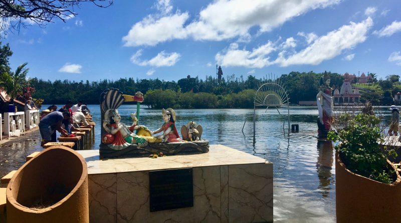 Statua di divinità induiste sulle rive del lago sacro Ganga Talao