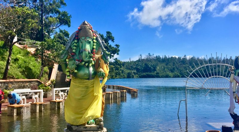 Statua di Ganesh sulle rive del lago sacro Ganga Talao