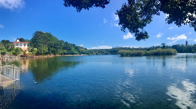 Panorama della riva del lago sacro Ganga Talao