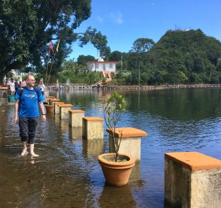 Passeggiando nelle sacre acque del Ganga Talao
