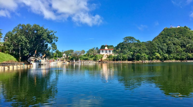 Scorcio della riva del lago sacro Ganga Talao