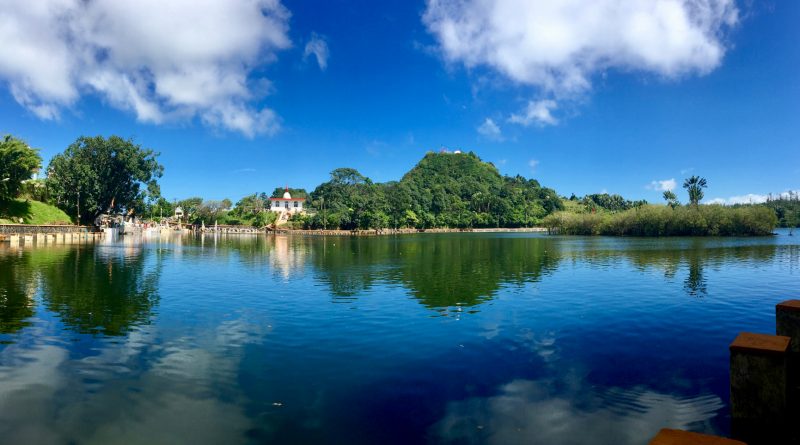 Scorcio della riva del lago sacro Ganga Talao