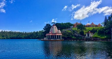 Tempio sulla riva del lago sacro Ganga Talao