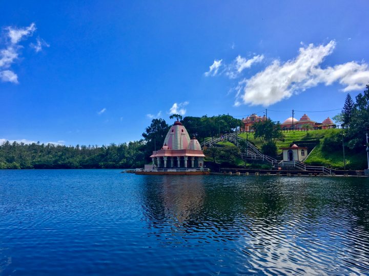 Tempio sulla riva del lago sacro Ganga Talao