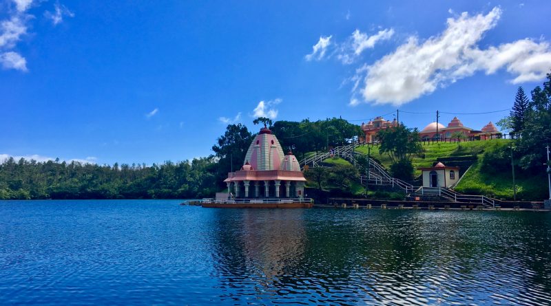 Tempio sulla riva del lago sacro Ganga Talao