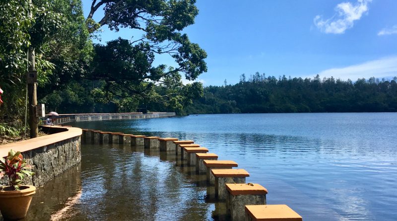 Scorcio della riva del lago sacro Ganga Talao