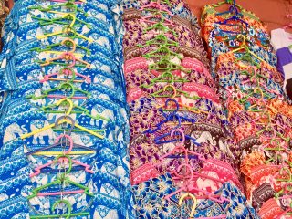 Un negozio di abbigliamento nel mercato di Port Louis