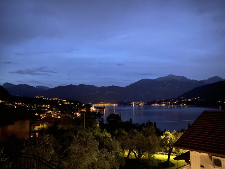 Vista notturna dall'appartamento di Mezzegra